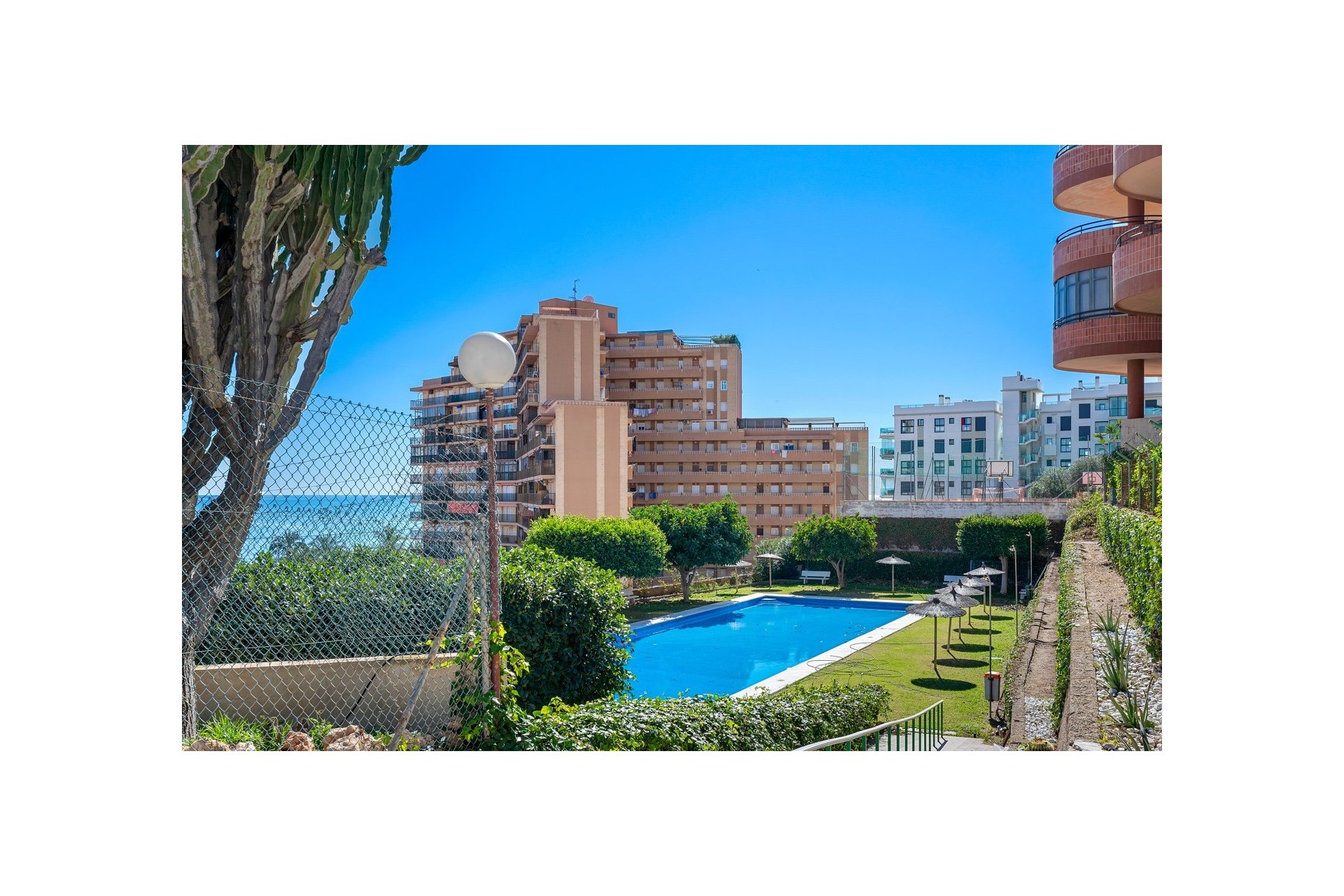 Resale - Apartment - Arenales del Sol - Segunda linea playa