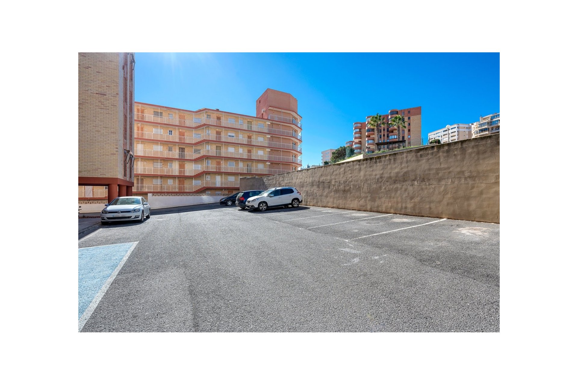 Resale - Apartment - Arenales del Sol - Segunda linea playa